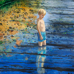 Eine meiner Landschaftsvisionen: Junge in Badehose steht im Wasser und sinniert.
